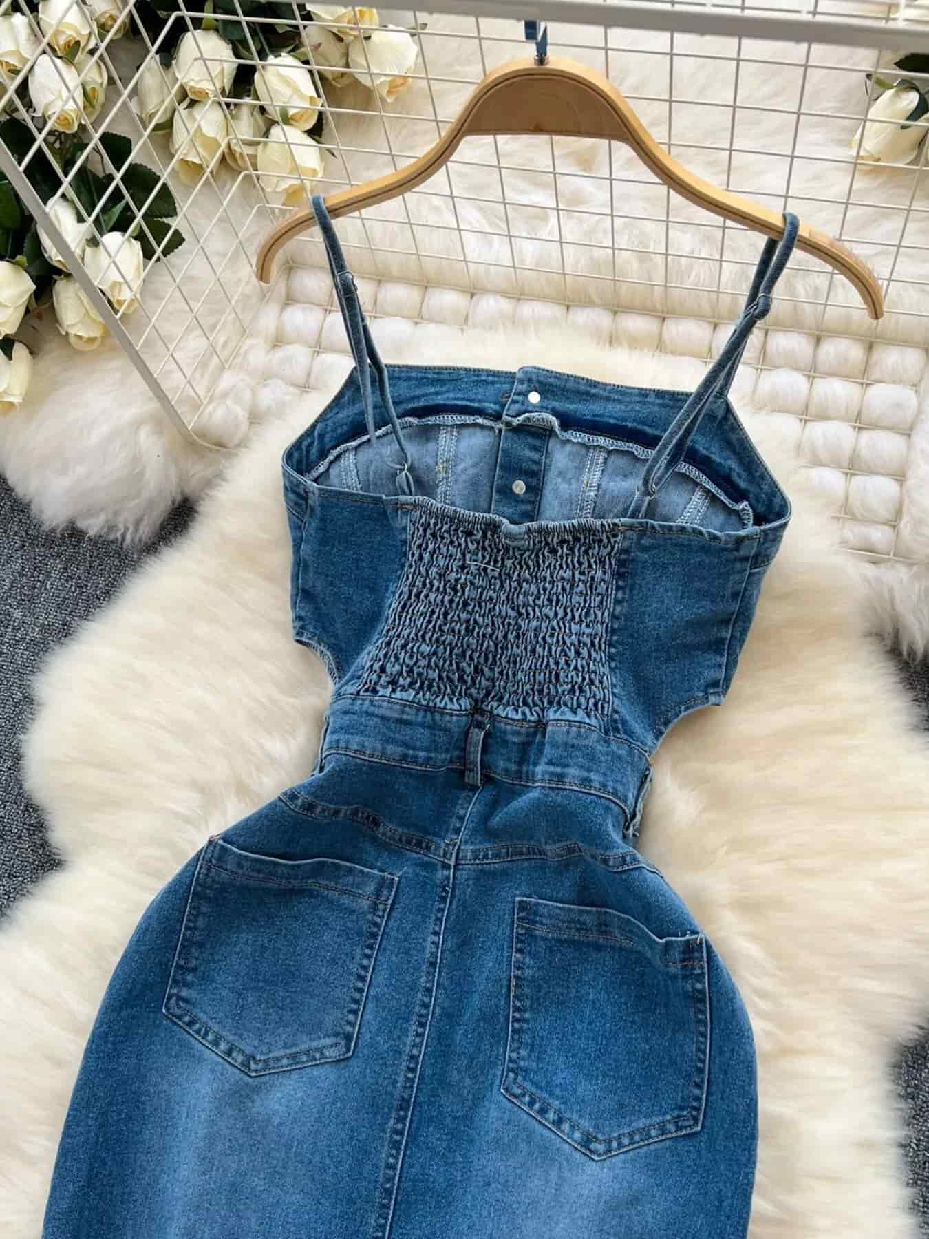 Robe en jean sans manches à fente et ourlet effiloché pour femme
