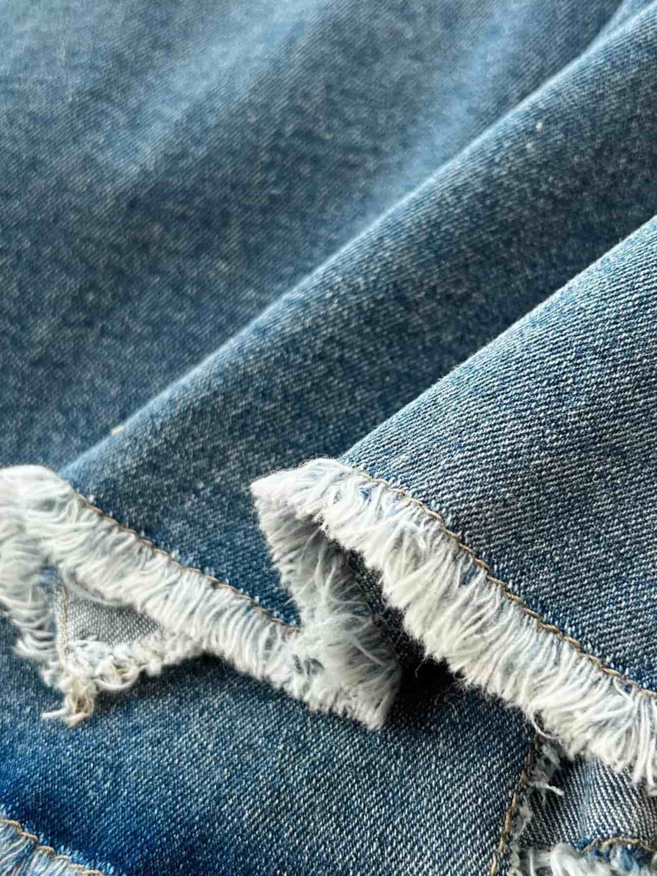 Robe en jean sans manches à fente et ourlet effiloché pour femme