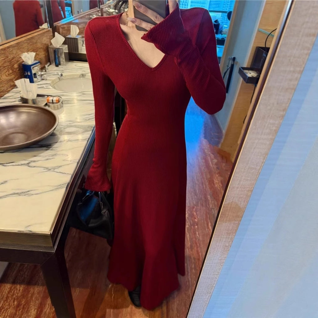 red-a-line-ribbed-maxi-closeup-texture
Close-up of luxurious ribbed texture and flared sleeve detail on red long sleeve maxi dress

Person wearing a red dress in a restaurant setting